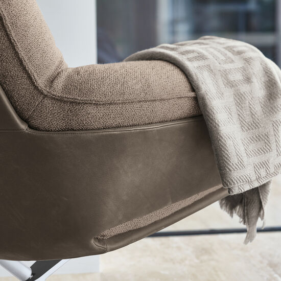 garpa-2023-interieur-bolton-sessel-macadamia-produktdetail-ambiente-1500x1500