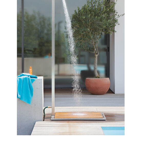Gartendusche mit Teakbodenplatte